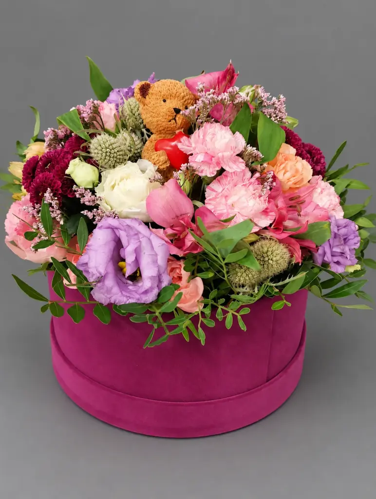 Flower box z różami, eustomą i pluszowym misiem