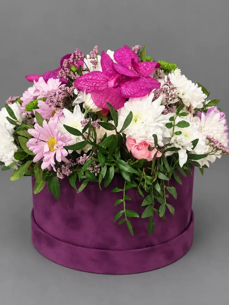 Flower box z różowymi chryzantemami i storczykiem